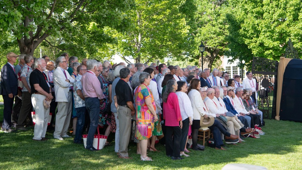 alums posing for a group photo