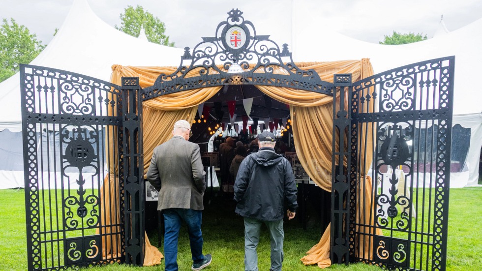 alums entering reunion tent