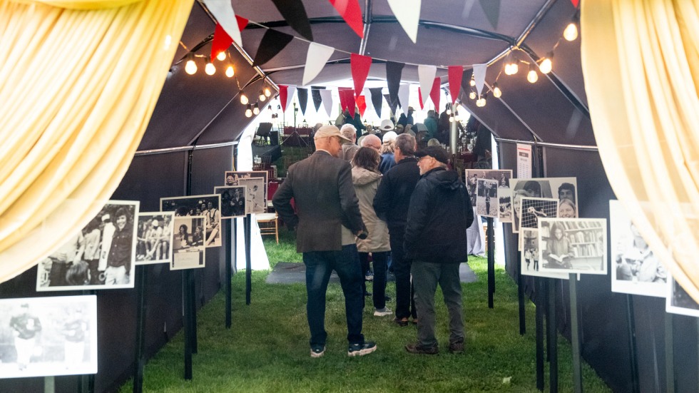 alums entering 50th reunion tent