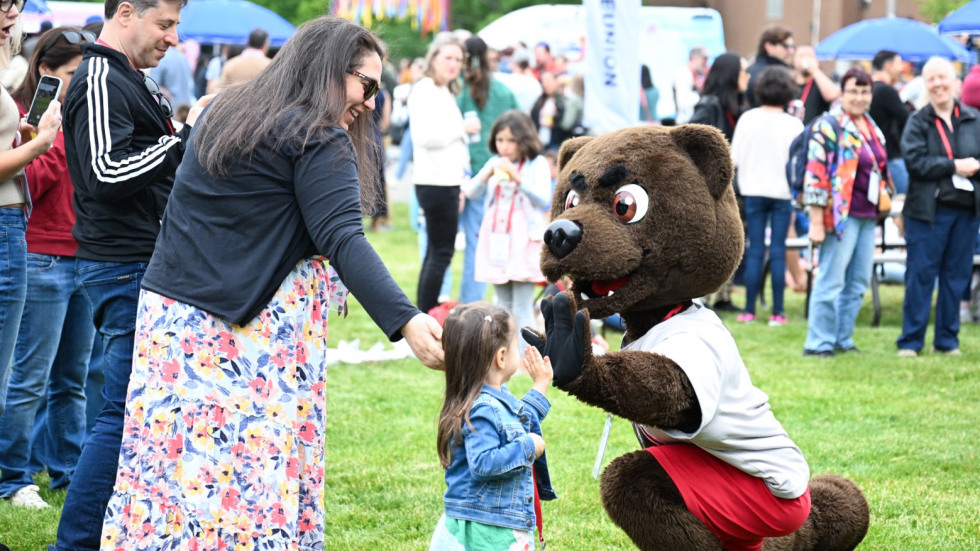A mother and child get a high five from Bruno.